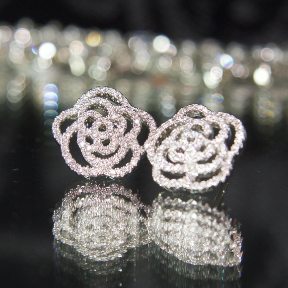 Stunning and Dainty 14kt Gold Dipped Swarovski Ear - Picture 5 of 8